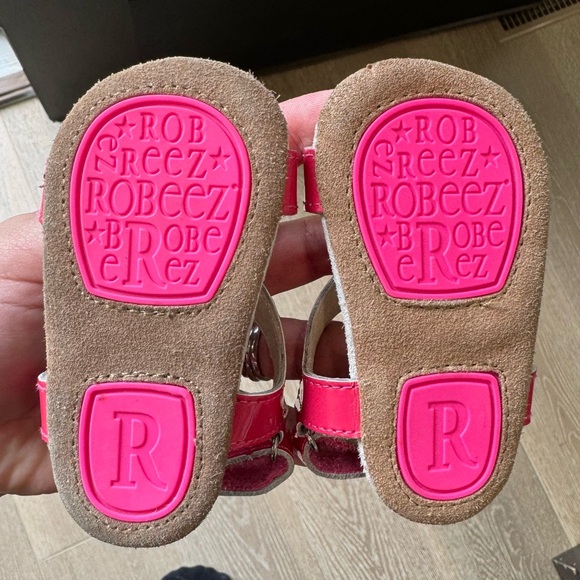 Robeez first kicks strawberry sandals - Picture 3 of 4